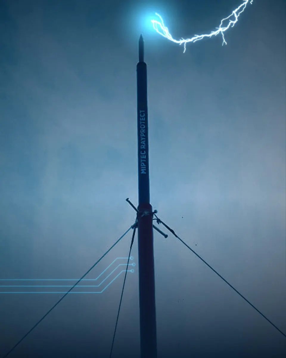 Mástil pararrayos recibiendo una descarga atmosférica