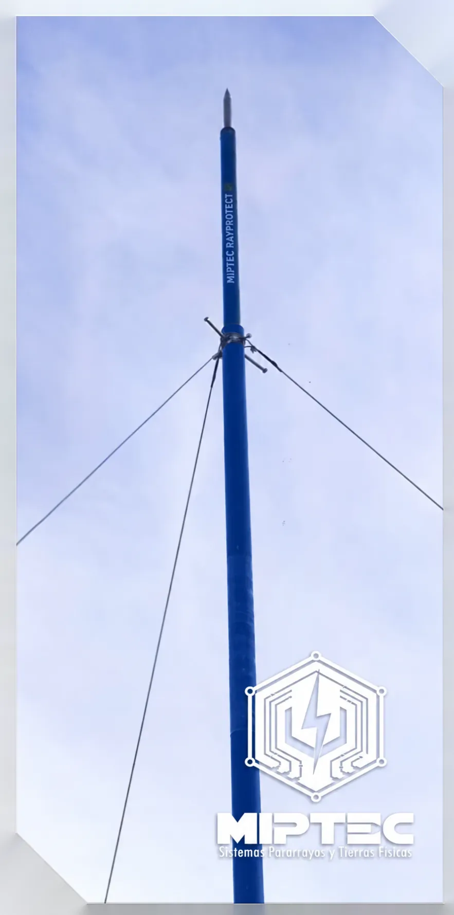 Mástil azul MIPTEC de 6 m con retenidas y punta pararrayos de acero inoxidable