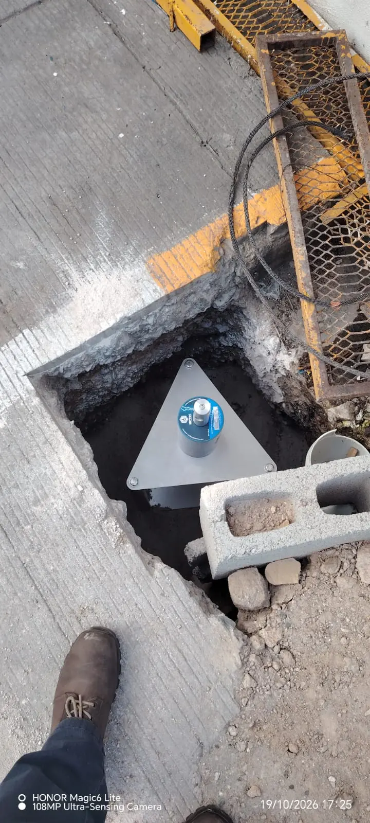 Electrodo magnetoactivo instalado en registro sobre piso de concreto