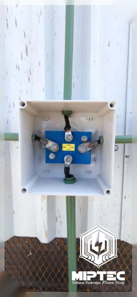 Acoplador MT-RayProtect 01 instalado en muro con trayectorias a tierra