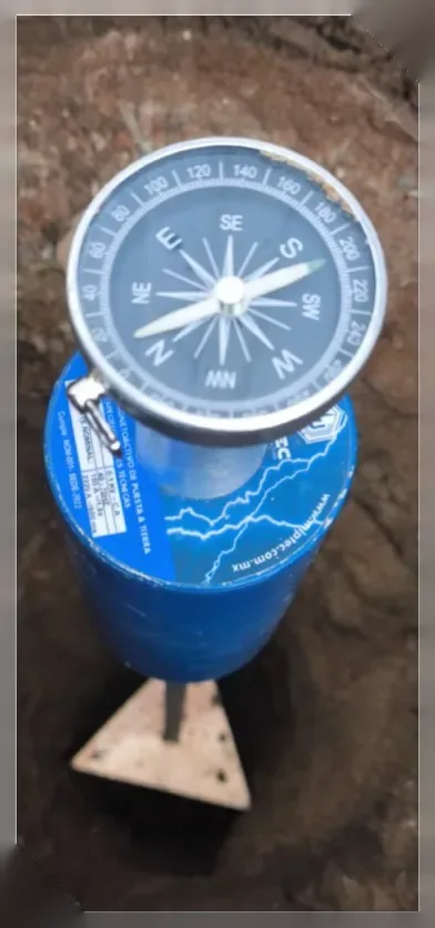 Orientación del electrodo al polo norte geomagnético con brújula