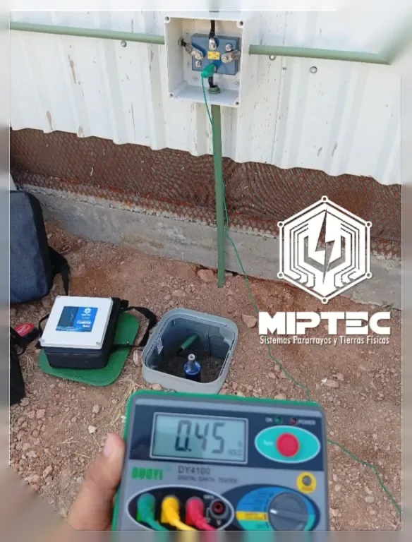 Medición final de 0.45 Ω con telurómetro digital, método de caída de potencial