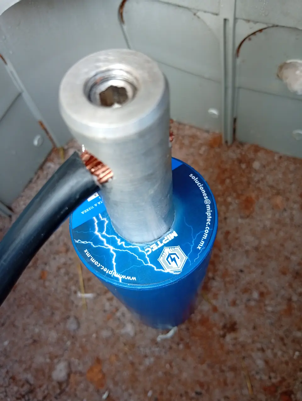 Detalle de la punta captadora de acero inoxidable y guía de onda capacitiva
