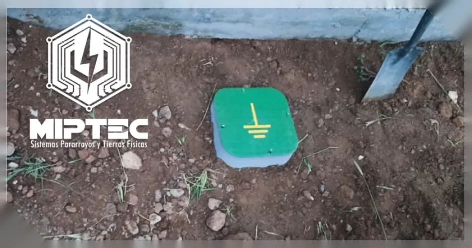 Registro de tierra física con tapa verde y símbolo de tierra, listo