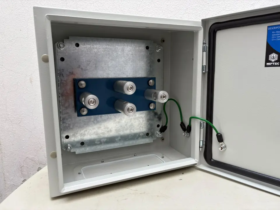 Gabinete NEMA abierto con el acoplador del MT-RayProtect 03 y sus bornes conectores