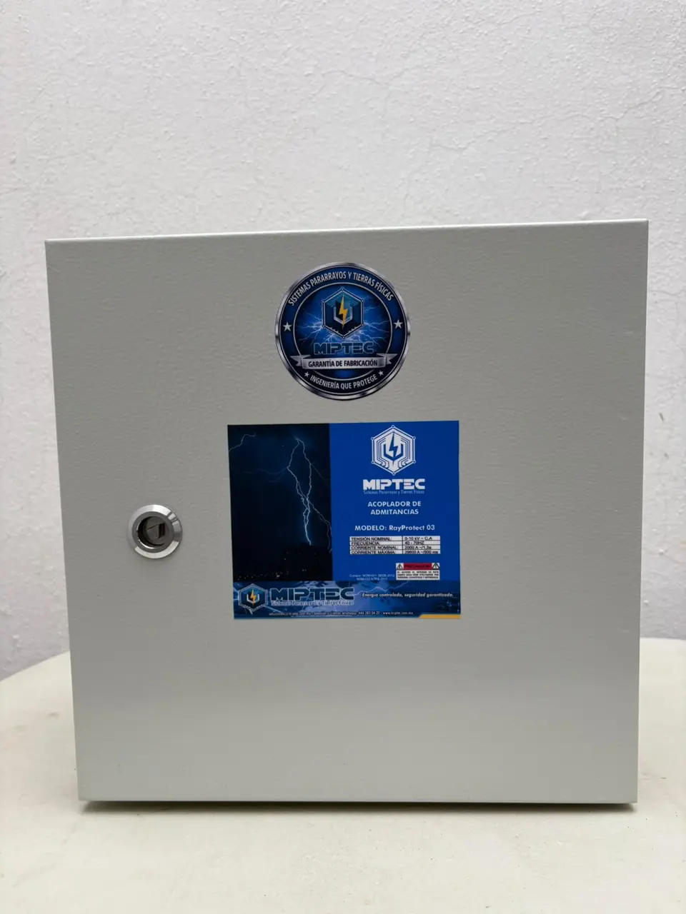Acoplador sincronizador de admitancias del MT-RayProtect 03 en gabinete metálico NEMA
