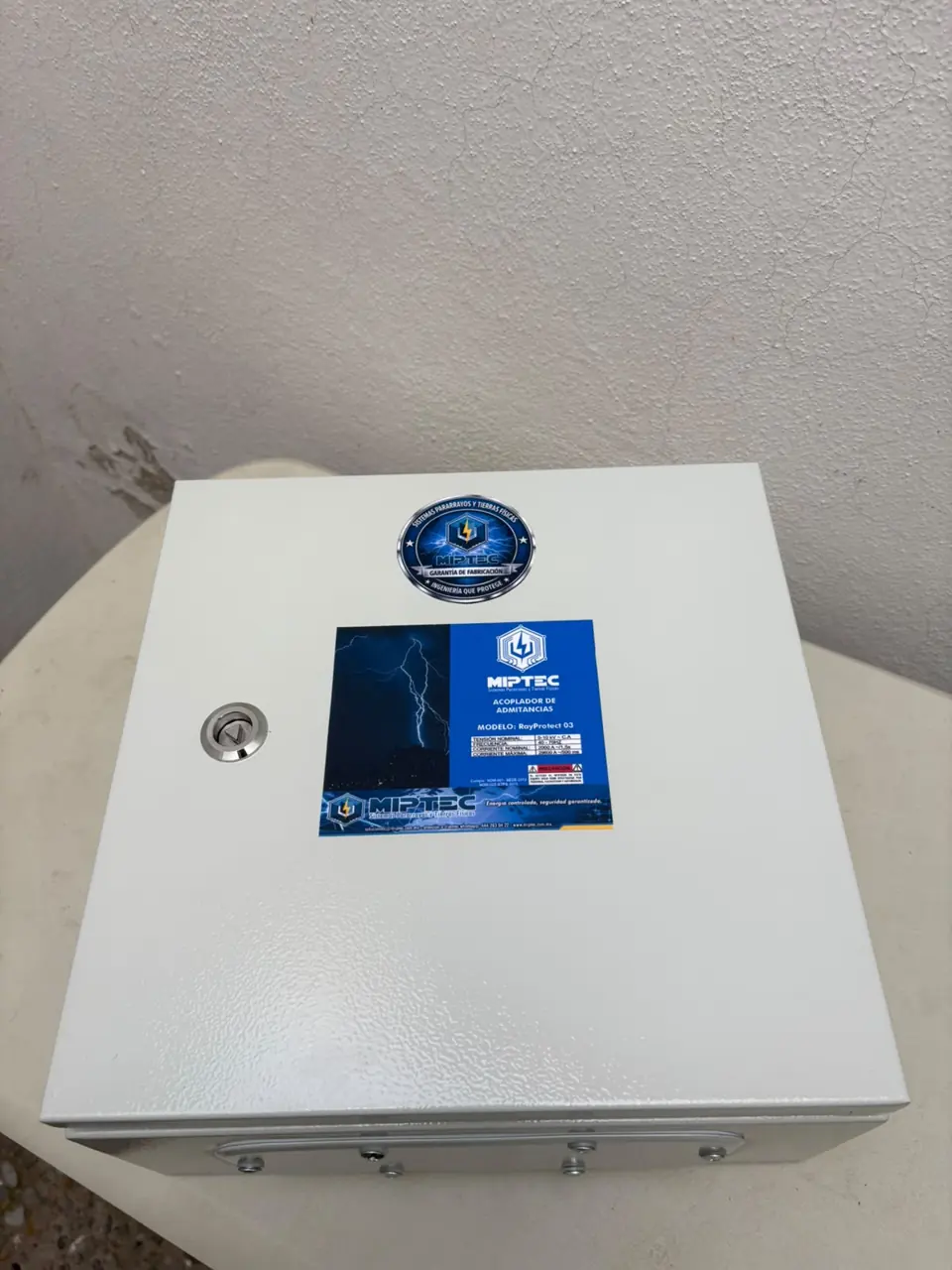 Gabinete metálico NEMA 4X del sistema pararrayos MT-RayProtect 03